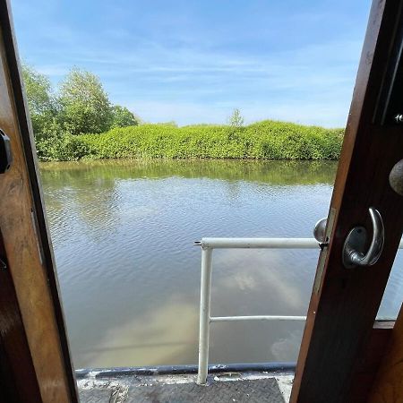 Dutch Cruiser Ship On A Tranquil Secluded River Tonbridge Ngoại thất bức ảnh