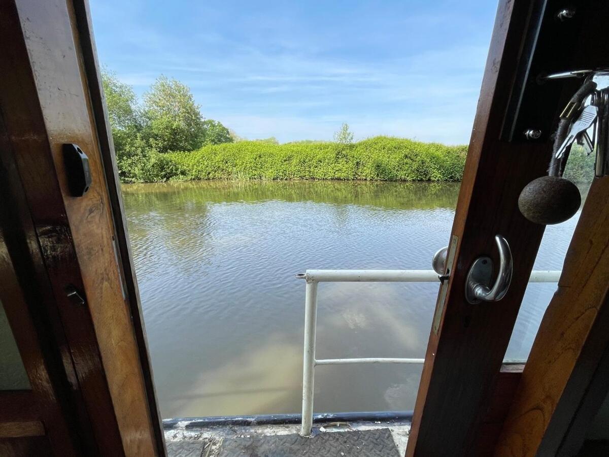 Dutch Cruiser Ship On A Tranquil Secluded River Tonbridge Ngoại thất bức ảnh