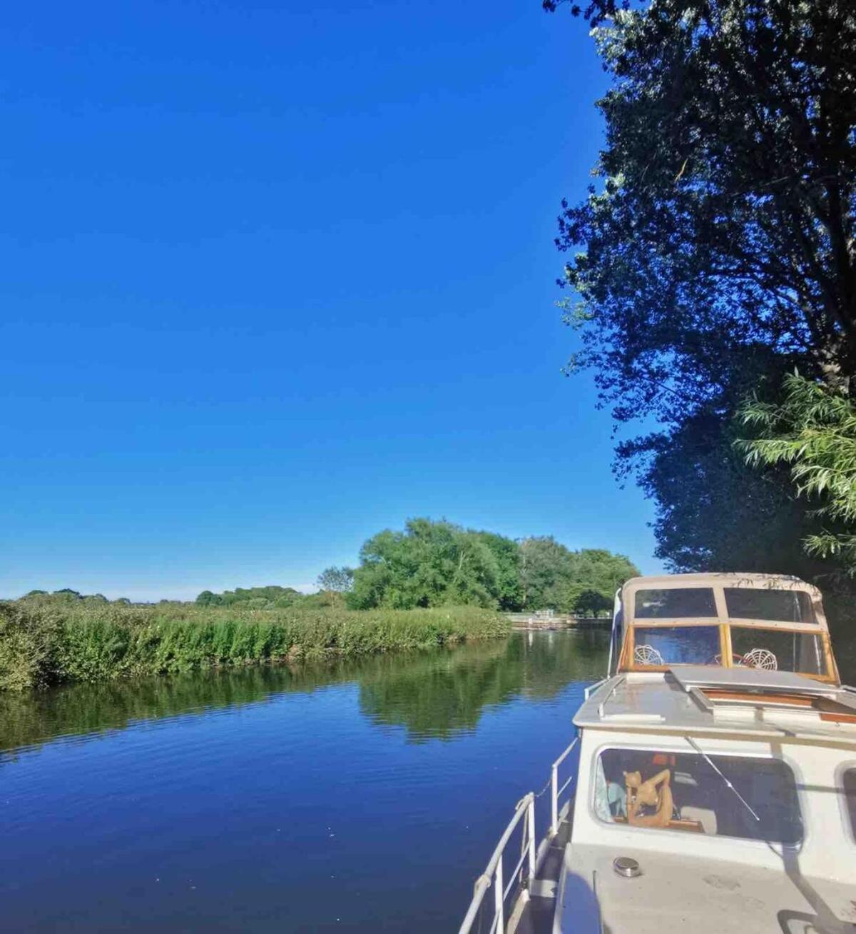Dutch Cruiser Ship On A Tranquil Secluded River Tonbridge Ngoại thất bức ảnh
