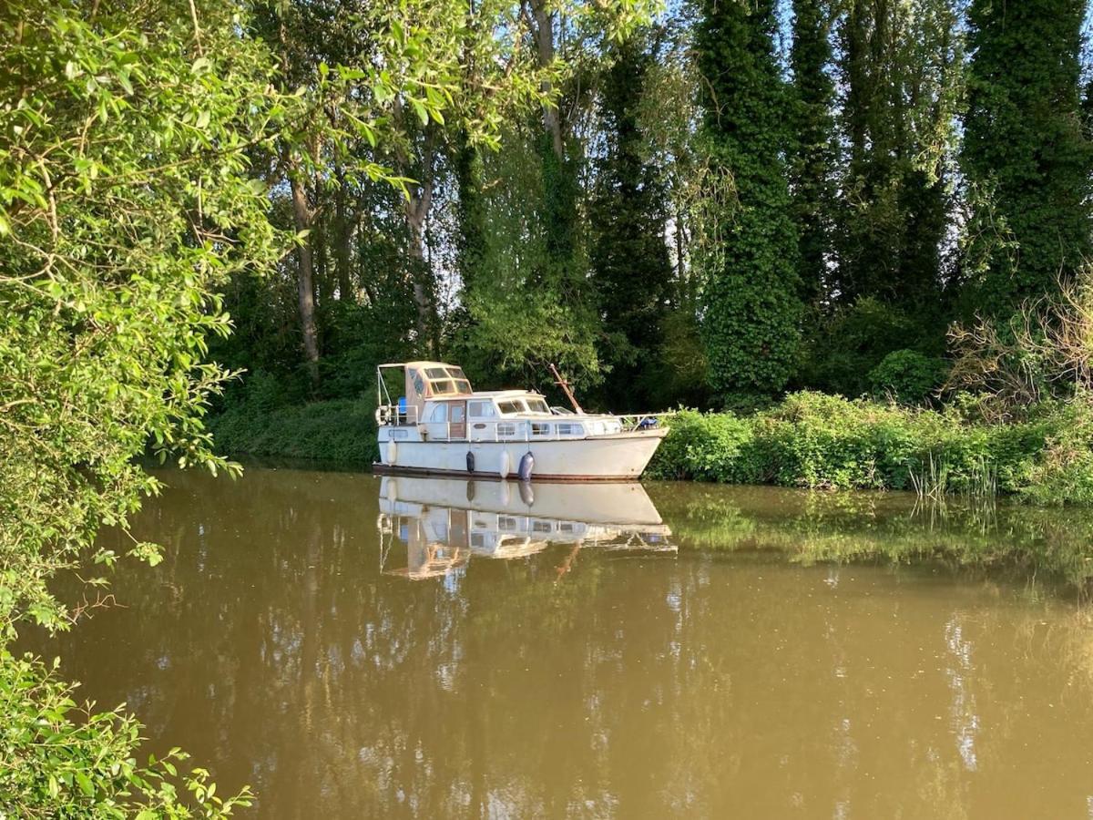 Dutch Cruiser Ship On A Tranquil Secluded River Tonbridge Ngoại thất bức ảnh