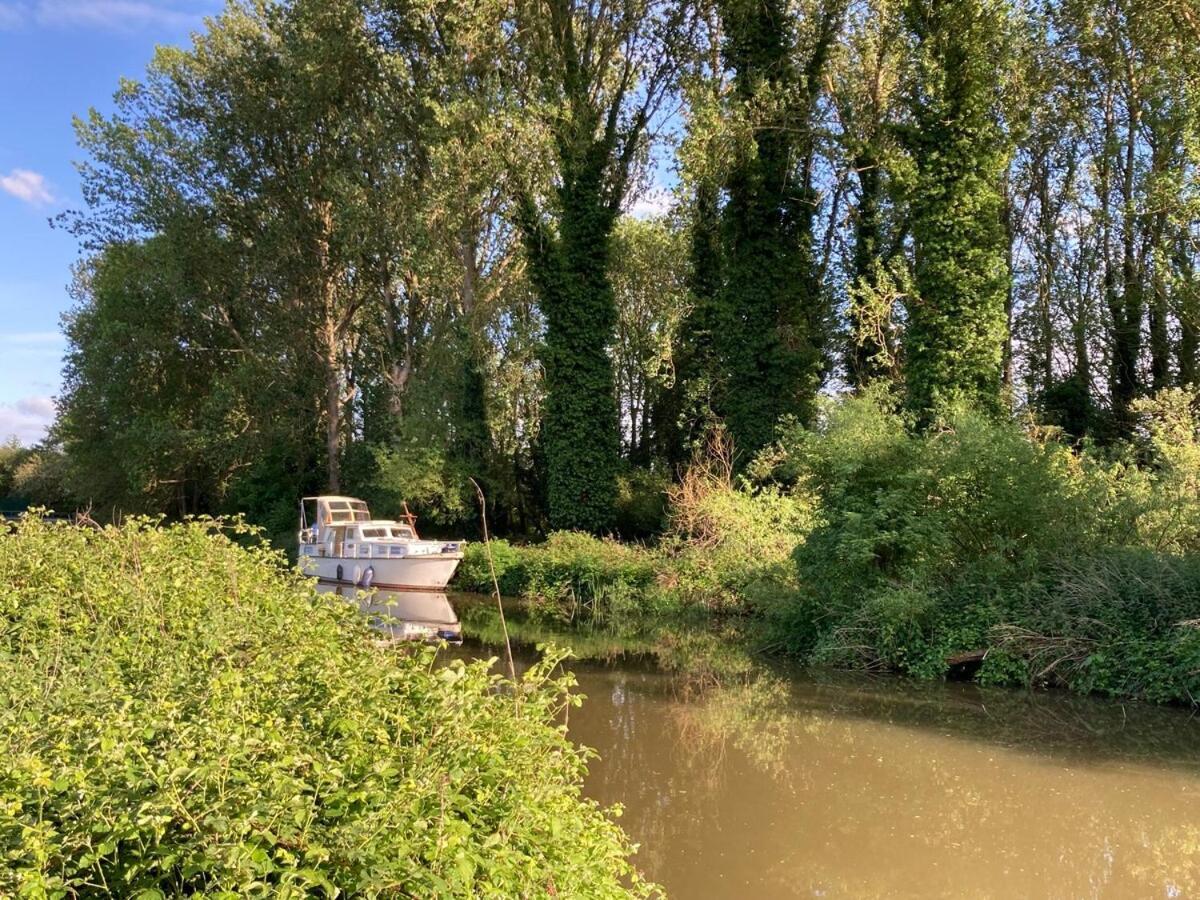 Dutch Cruiser Ship On A Tranquil Secluded River Tonbridge Ngoại thất bức ảnh