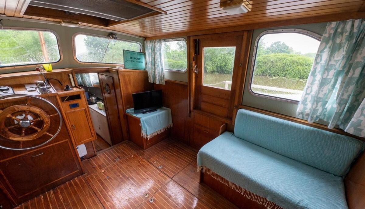 Dutch Cruiser Ship On A Tranquil Secluded River Tonbridge Ngoại thất bức ảnh