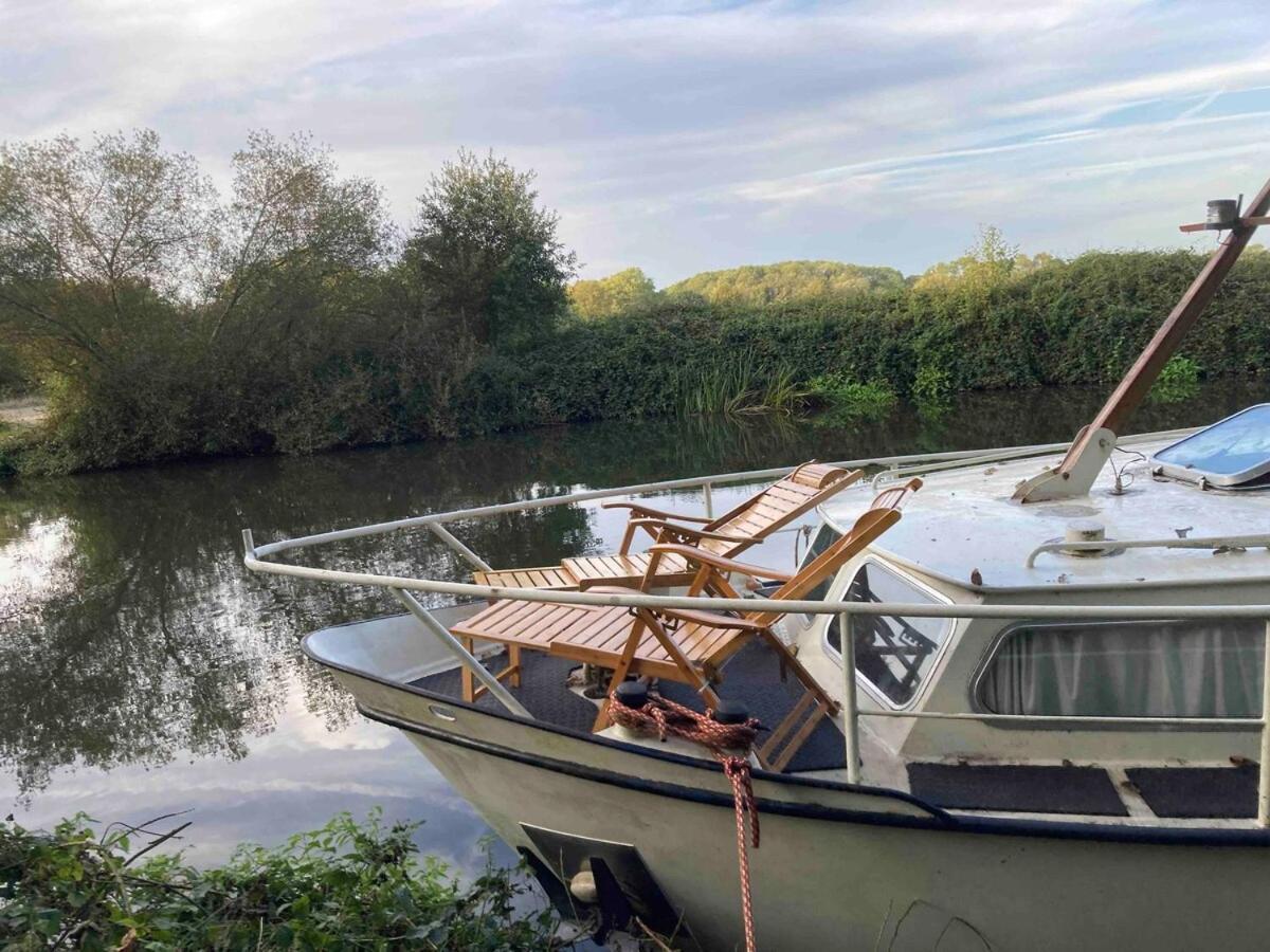 Dutch Cruiser Ship On A Tranquil Secluded River Tonbridge Ngoại thất bức ảnh