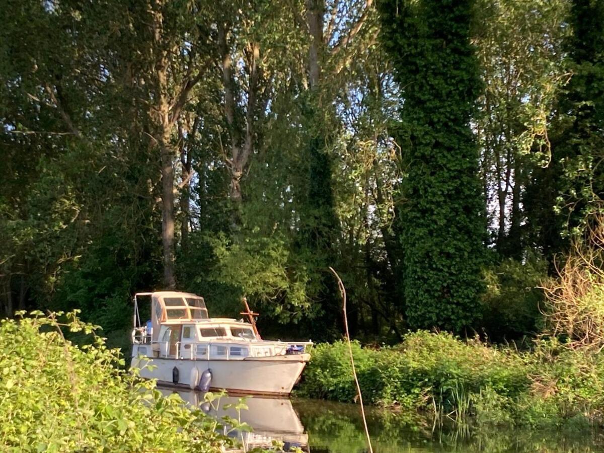 Dutch Cruiser Ship On A Tranquil Secluded River Tonbridge Ngoại thất bức ảnh