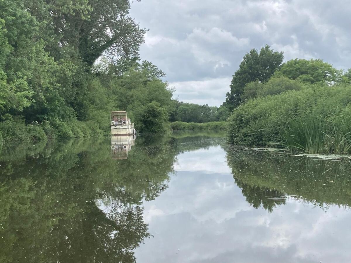 Dutch Cruiser Ship On A Tranquil Secluded River Tonbridge Ngoại thất bức ảnh